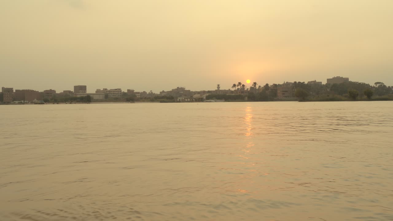 puesta de sol vista desde un barco flotando en el río nilo cerca de el cairo, egipto