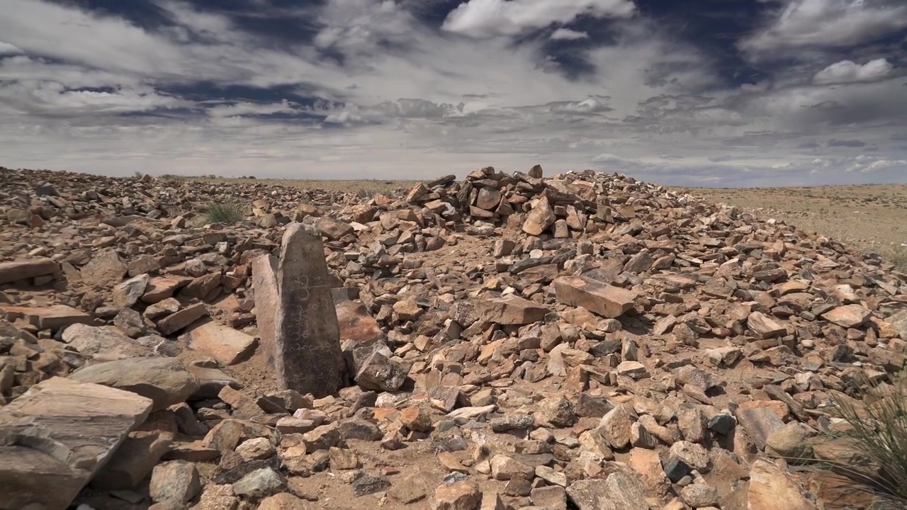Moğol Bozkırı'nda Antik Taş Mezar Höyüğü.