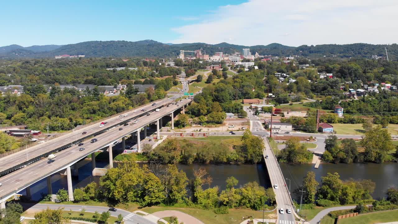 k drone video del puente de la calle haywood sobre