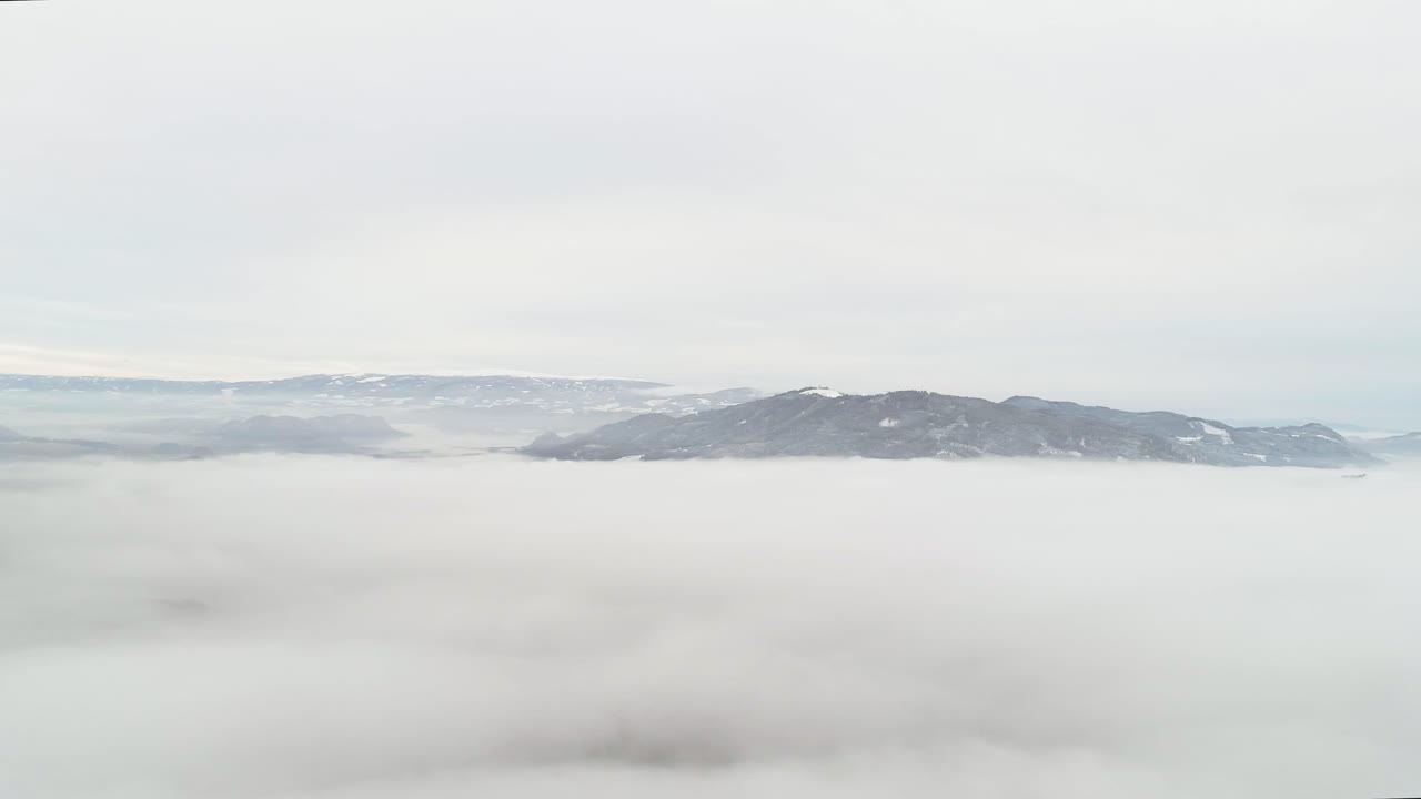 안개선 위의 겨울 풍경 패닝 샷