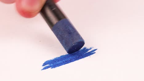 dibujar con un crayón azul en una hoja de papel
