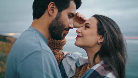 Couple-love-kissing-coast-close-up.-Happy-pair-standing-hugging-on-sea-shore.