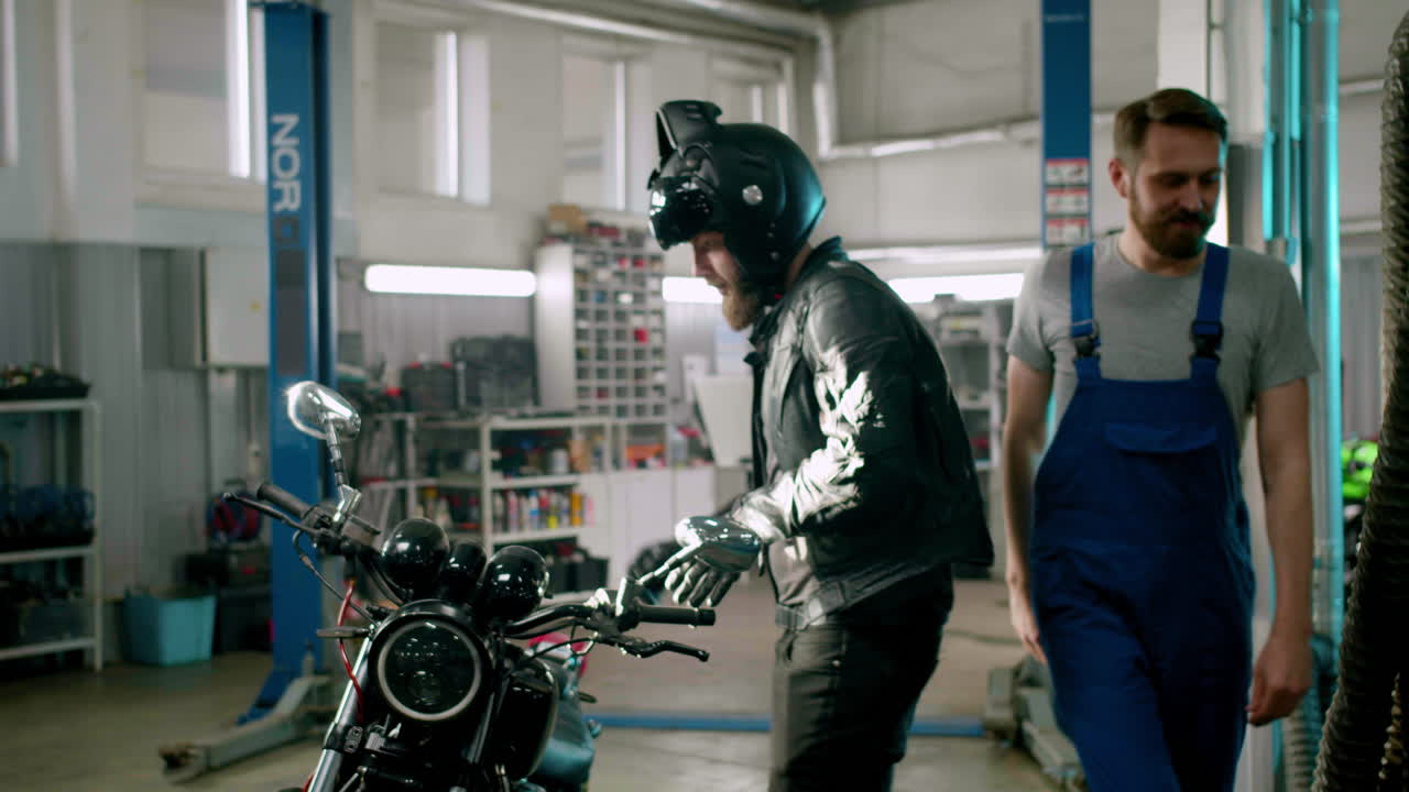 오토바이를 기다리는 남자