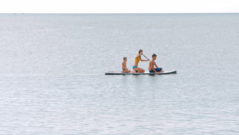 los turistas de agua está remando en sup