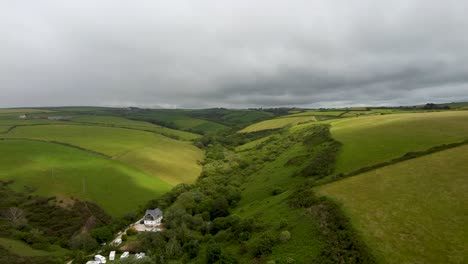 imágenes de drones de 4k de port giverne cerca de port isaac en cornwall