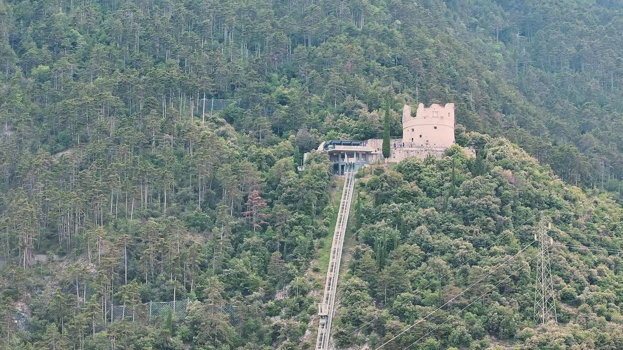 el ascensor panorámico de riva del garda, italia.