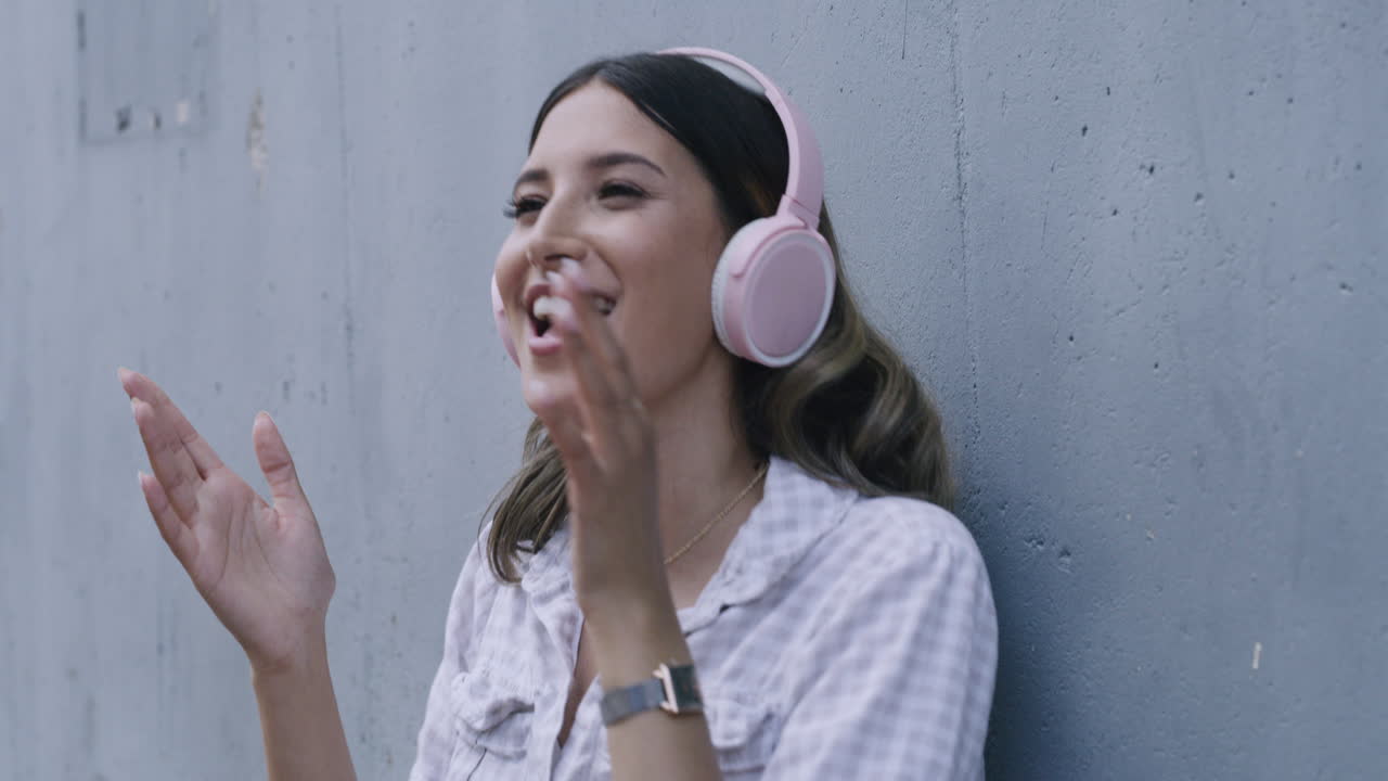 mujer joven de moda con auriculares