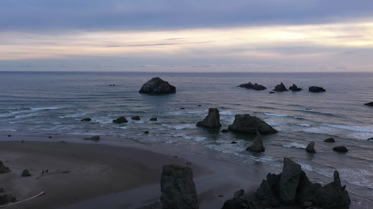 вид на береговую линию в бандоне, штат орегон, с большими морскими стеками, о которые бьются волны - съемка с воздуха