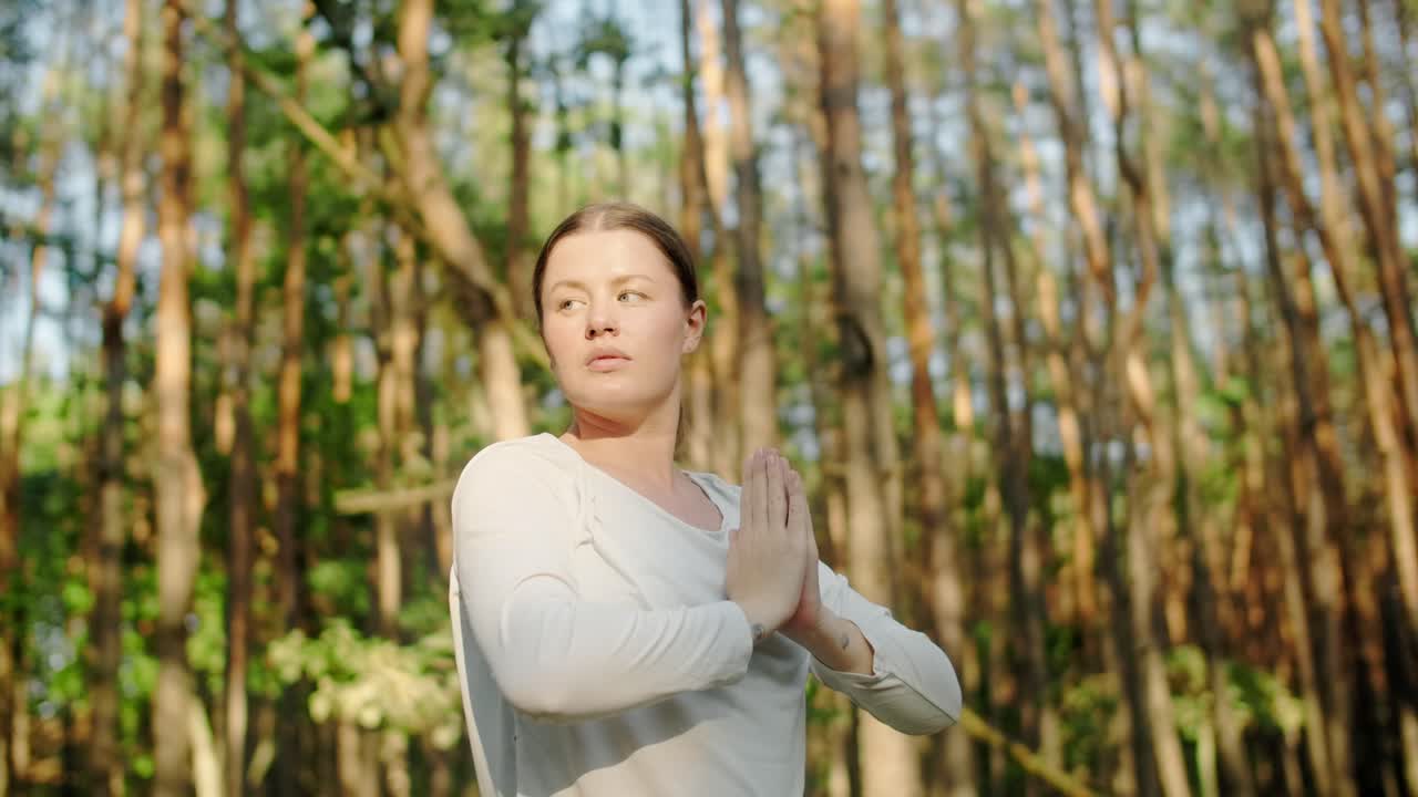 숲 에서 요가 를 연습 하는 여자