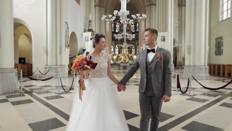 Hermosa-Pareja-De-Recién-Casados,-Novios-Caminando-En-Una-Antigua-Iglesia,-Ceremonia-De-Boda,-Matrimonio