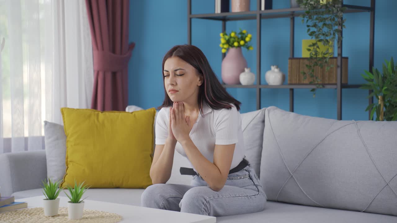 una joven cristiana orando.