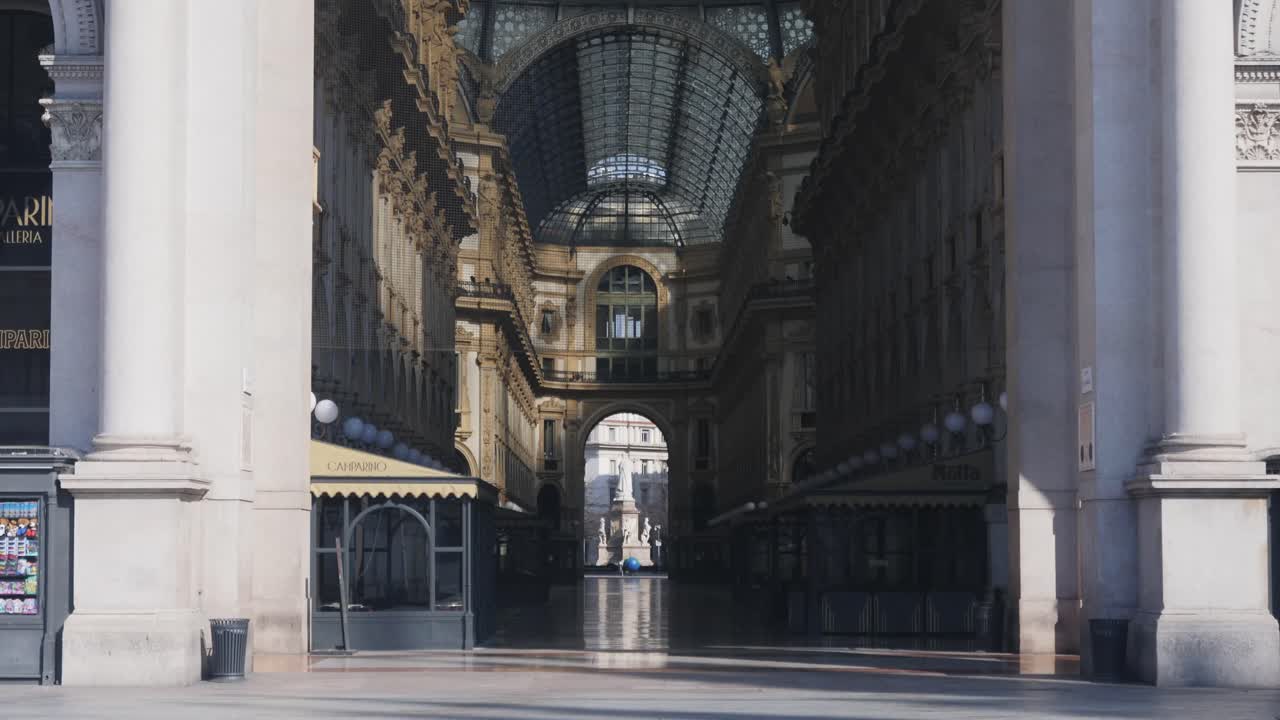 escultura de leonardo en el salón de la galería
