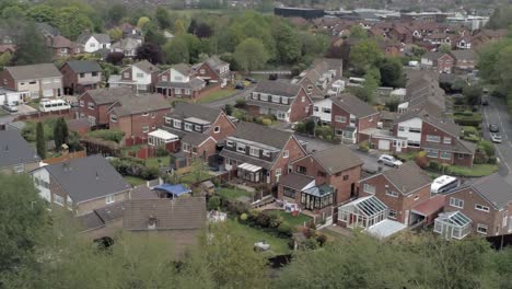 Casas-Y-Jardines-Británicos-Tranquilos-Propiedad-Suburbana-Residencial-Vista-Aérea-Alejar