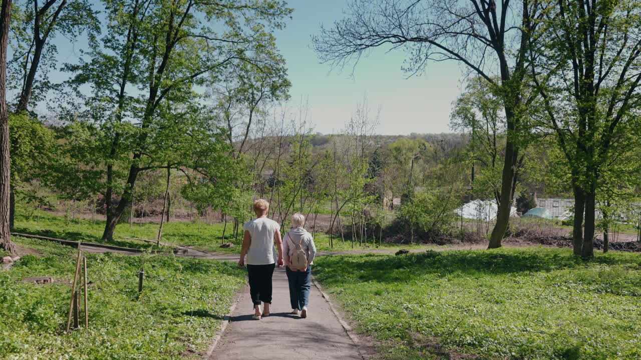 dos mujeres caminando en un parque