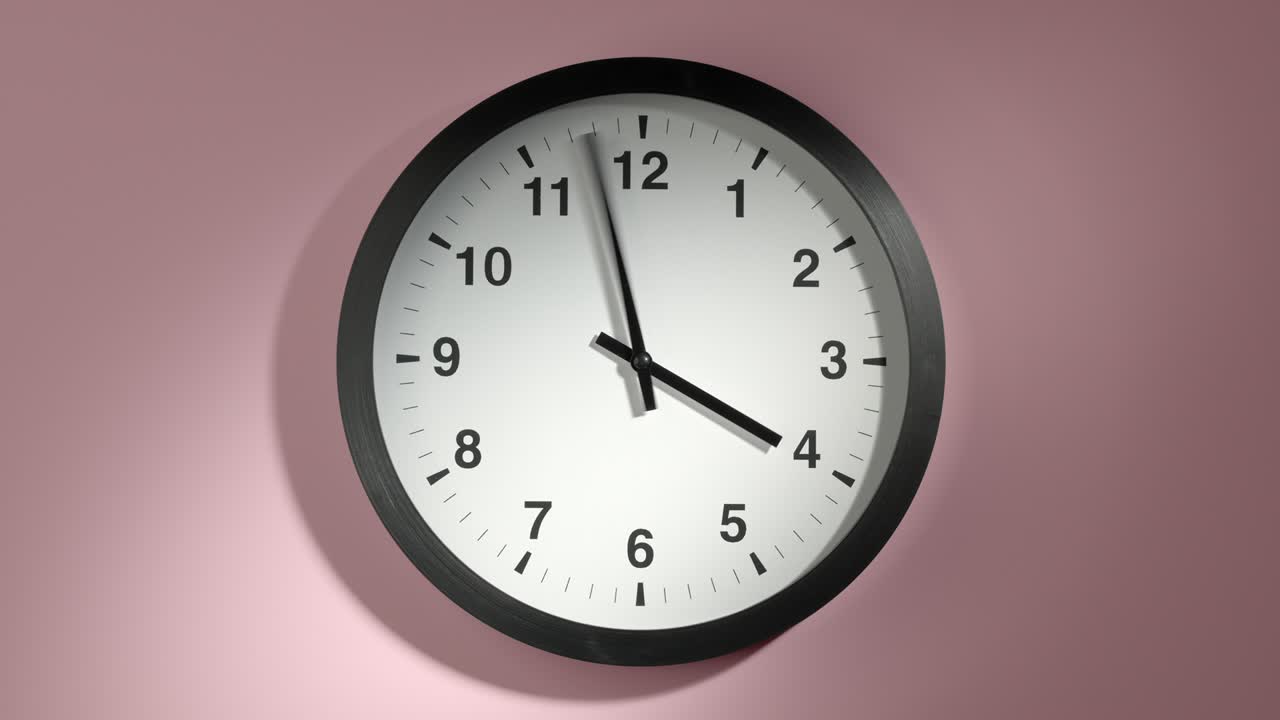 el reloj en la pared de rosa rosado en el lapso de tiempo