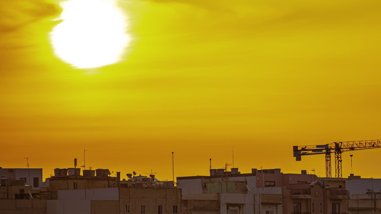 despertar de la ciudad: el lapso de tiempo del sol que se levanta sobre gzira, malta
