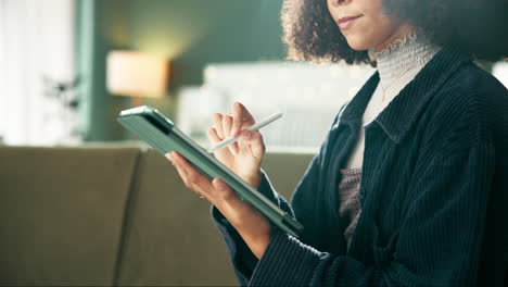 mujer usando una tableta con un bolígrafo digital