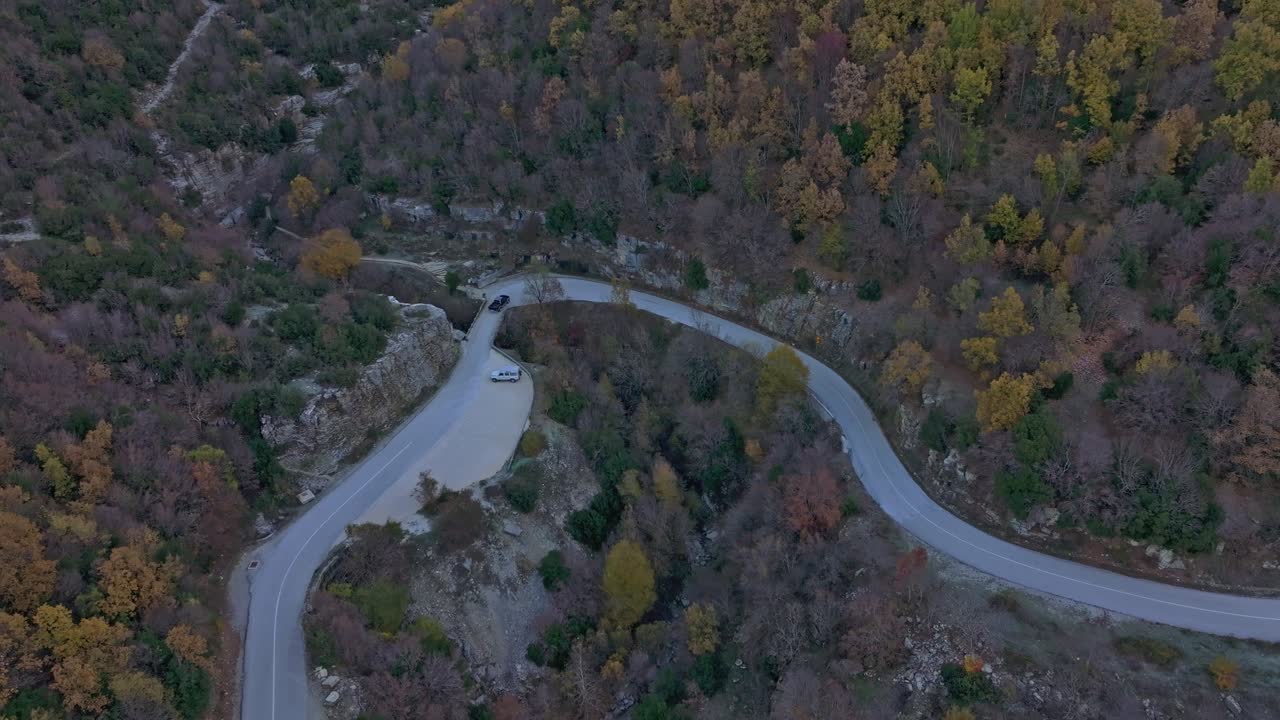 Dronebillede af naturskøn vej oplyst af daggryets lys i Papigo, Grækenland