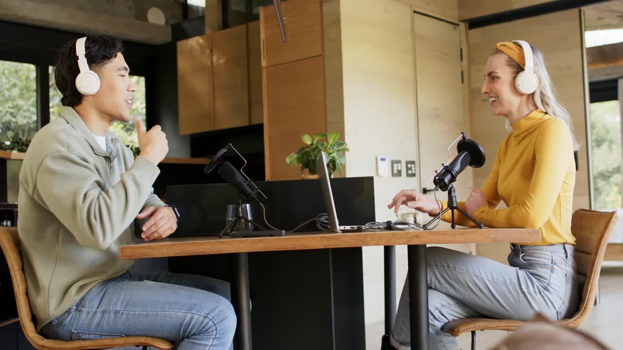 Eine vielfältige Gruppe von Kollegen beginnt, Kopfhörer aufzusetzen und einen Podcast mit Mikrofonen im Studio zu besprechen