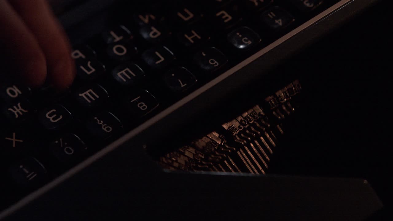 primer plano de una máquina de escribir antigua