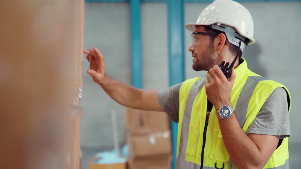 trabajador de carga profesional habla por radio portátil para comunicarse con otro trabajador