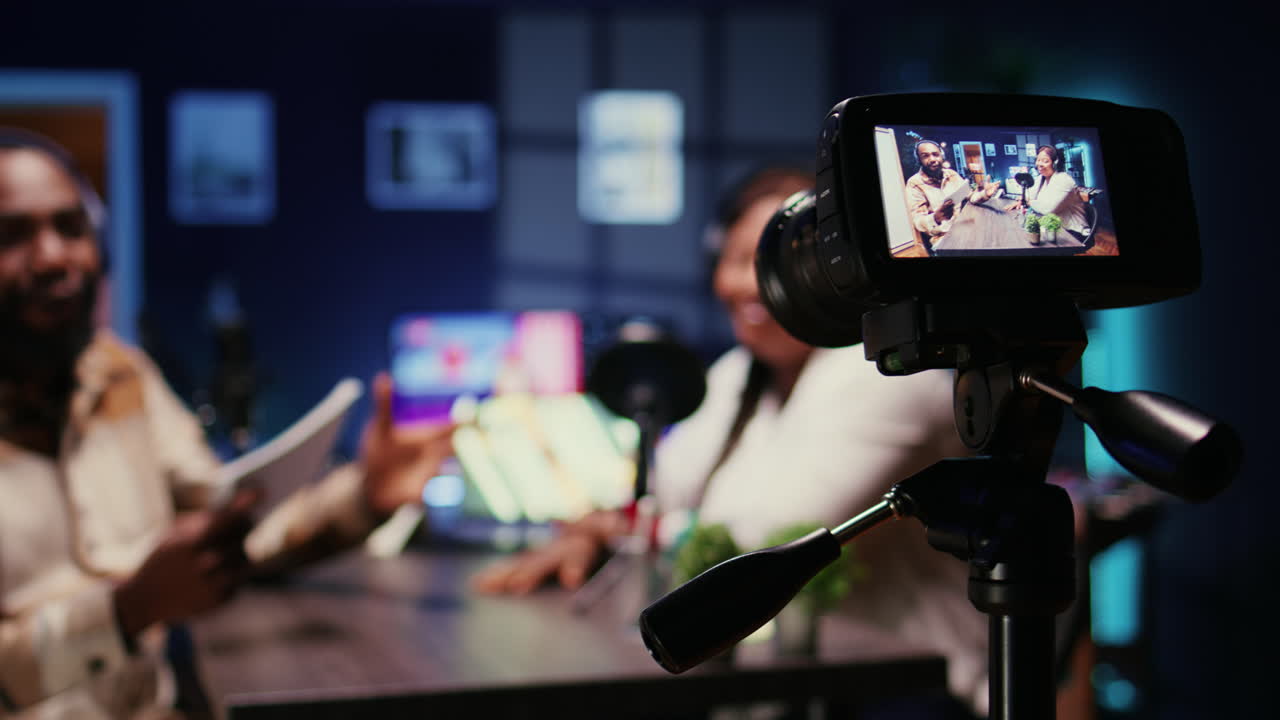 enfoque en la cámara de grabación hombre en el podcast en el fondo borroso hablando con el invitado