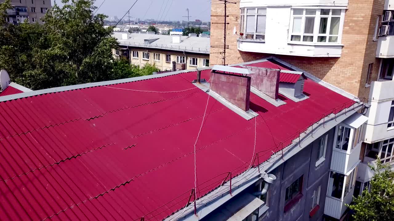 edificio de apartamentos con techo rojo en una ciudad