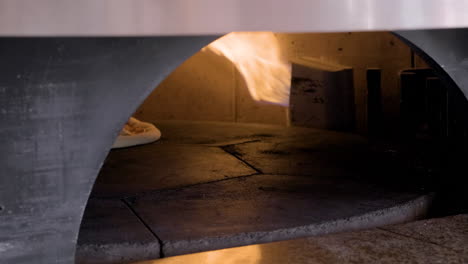 primer plano de pizza italiana con queso horneado en el horno 1