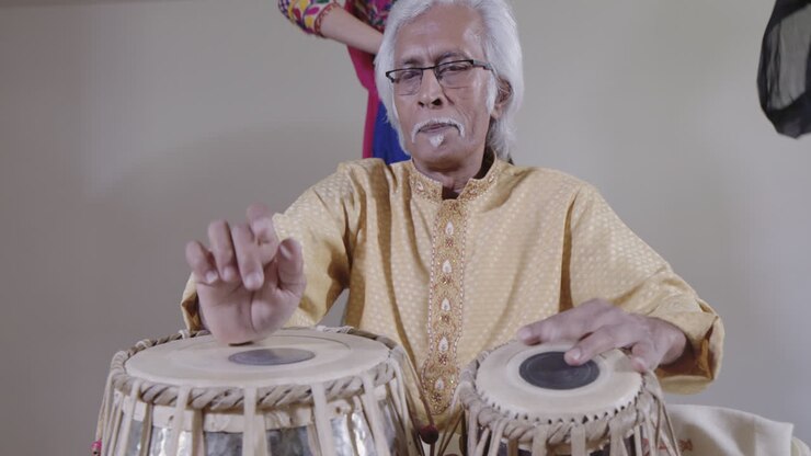Musicista indiano di percussioni con ballerini 03