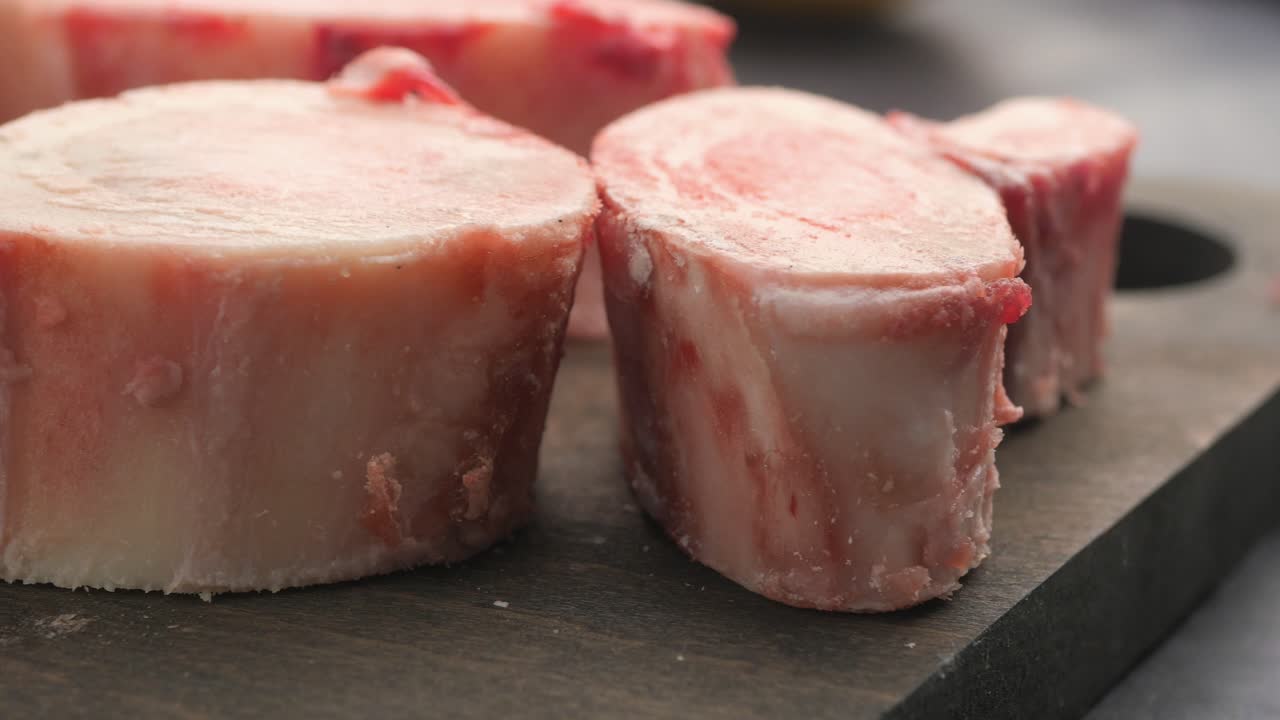 huesos de carne de res crudos