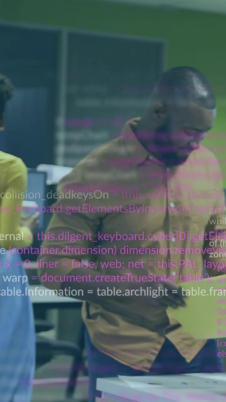 Vidéo verticale : Un homme lit un dossier jaune, tapote son téléphone et montre du code, pendant qu'une équipe s'active dans le bureau.