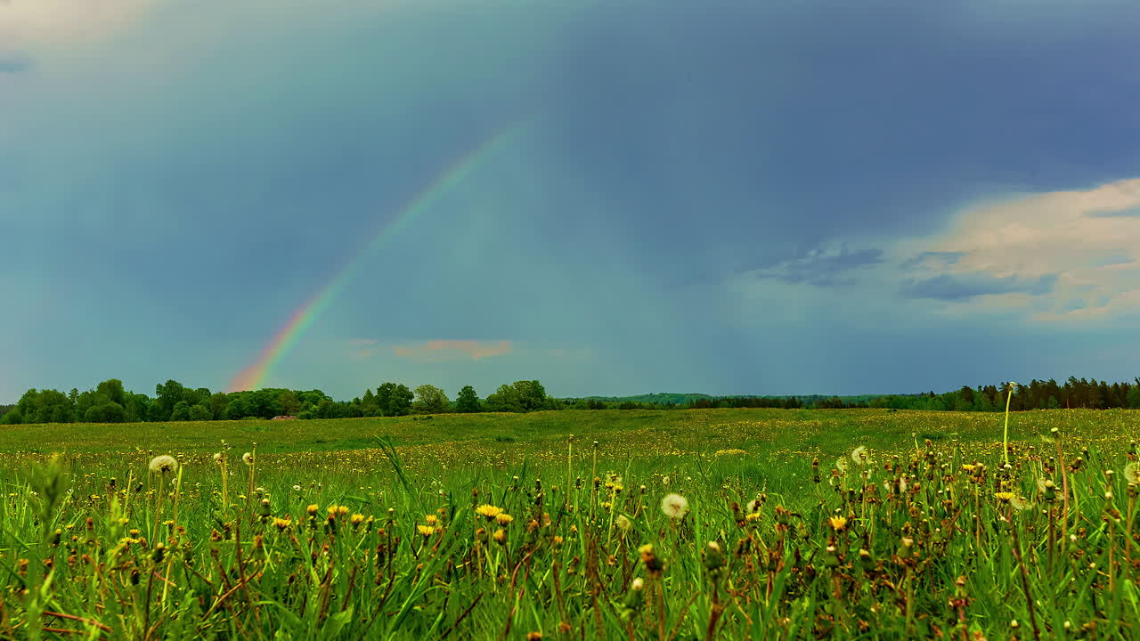 toma rápida de arco iris sobre pastizales en un paisaje rural