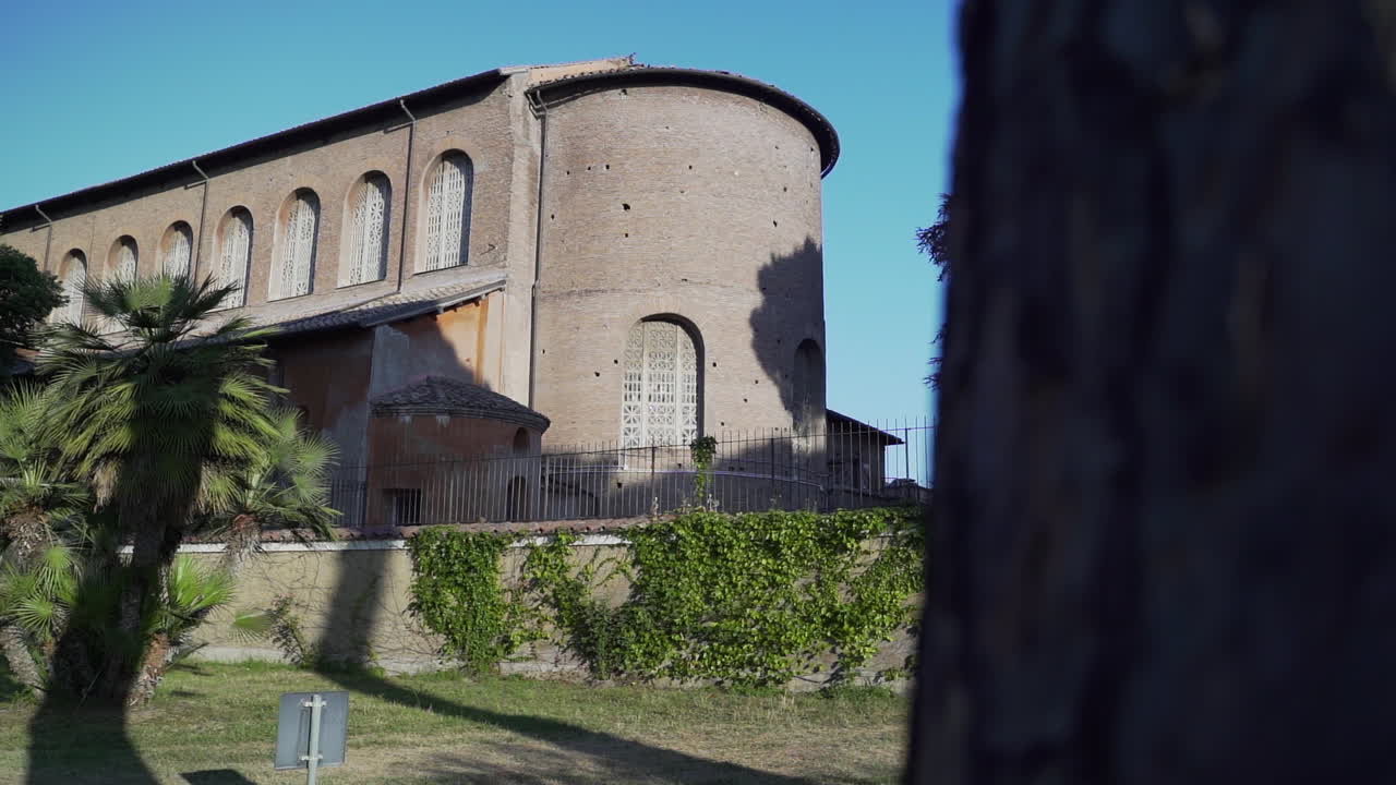 이탈리아 로마에 있는 오래된 교회의 슬로우 모션 공개