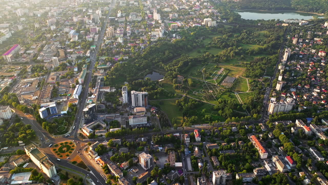 Vista aérea de drone de Chisinau, Moldávia, ao nascer do sol