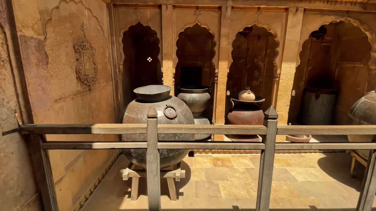 interior de la casa tradicional india con ollas antiguas