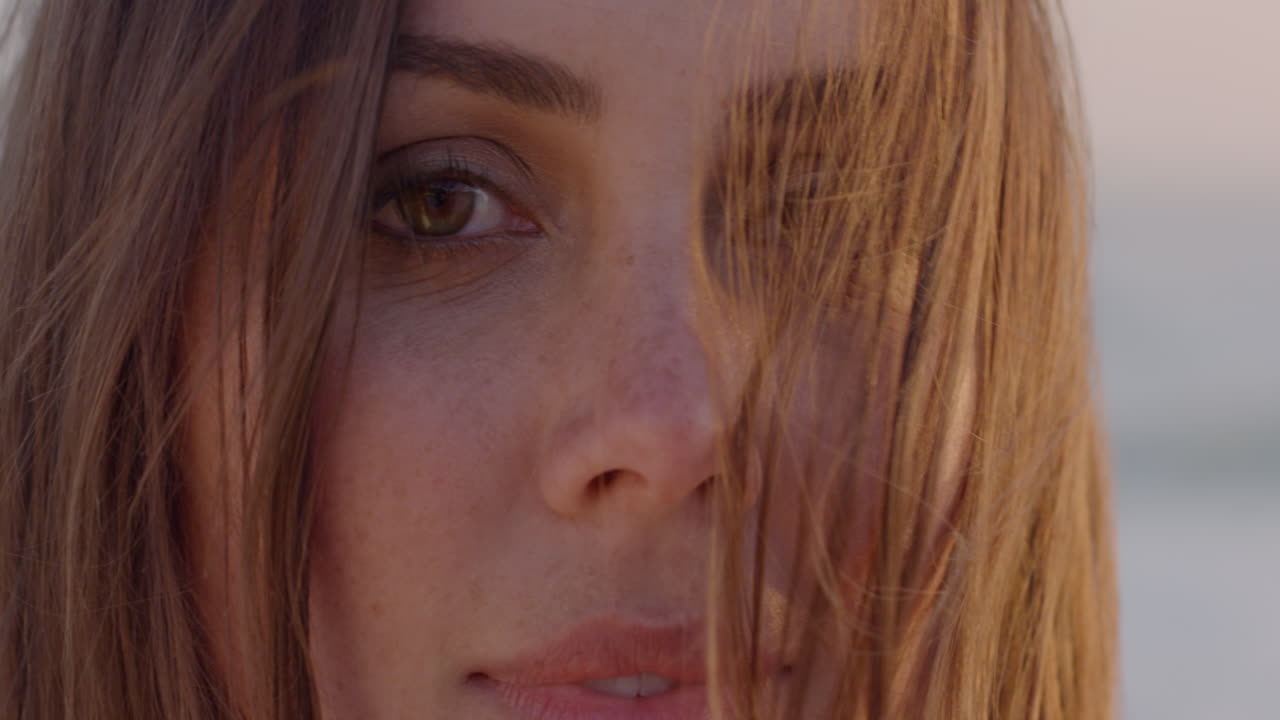 retrato de una hermosa mujer joven sonriendo al atardecer en la playa dama brasileña disfrutando del estilo de vida