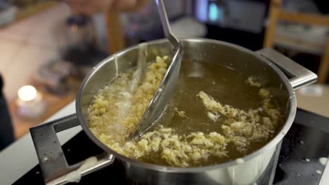 Freír-Tempura-Crujiente-En-Una-Olla-Con-Aceite-Caliente,-Fritura-Japonesa