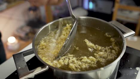 freír tempura crujiente en una olla con aceite caliente, fritura japonesa