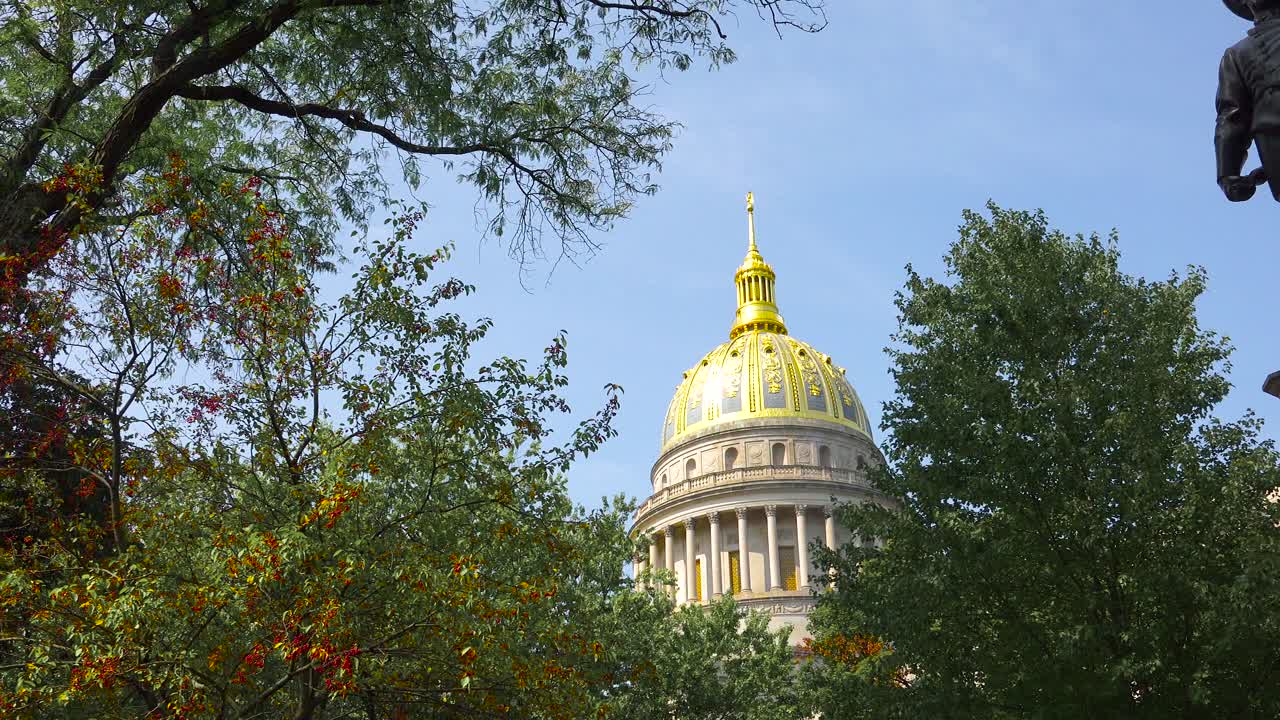 статуя конфедератов стоит перед зданием столицы в чарльстоне, западная вирджиния 1
