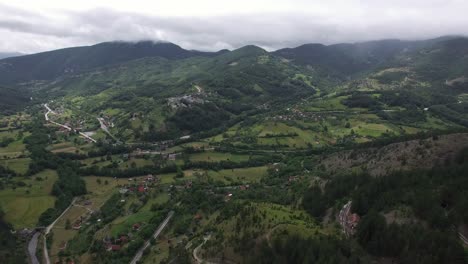 Escena-Aérea-Con-Pueblo-De-Montaña-En-Serbia