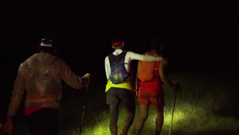 grupo de personas cansadas de correr por la noche