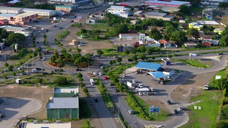 Antena-De-Gran-Angular-Que-Establece-La-Vista-De-La-Rotonda-Y-La-Gasolinera-En-La-Isla-Caribeña