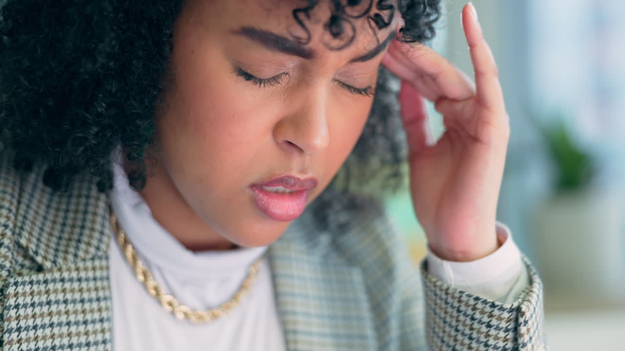 mujer de negocios, dolor de cabeza y dolor en la oficina
