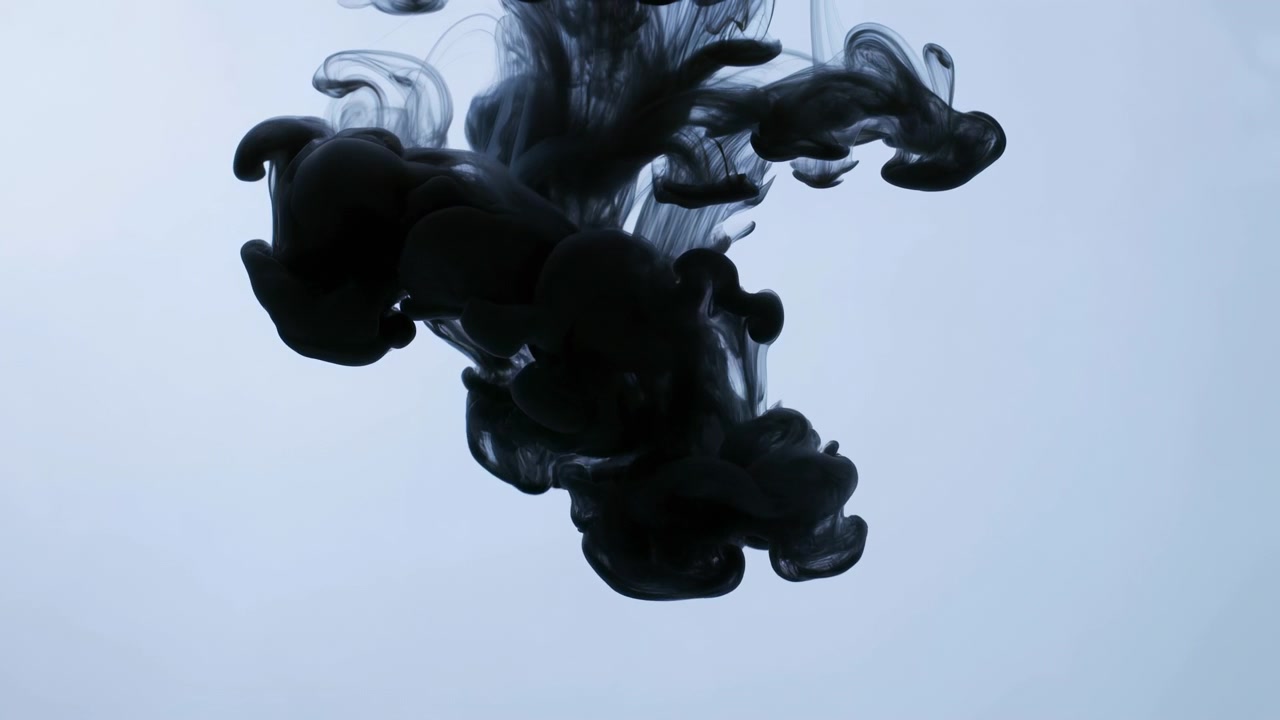 Sort blæk hvirvler i vand, slowmotion-sky danner organiske former, køligt blåt baggrundslys, høj kontrast.