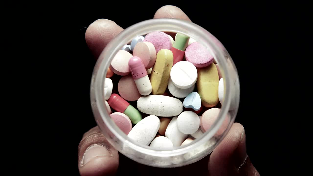 여러 가지 약 을 담은 항아리 를 들고 있는 손