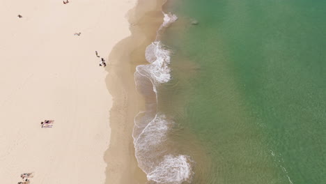 Menschen-Im-Urlaub-Sommerferien-Am-Berühmten-Bondi-Beach-In-Sydney,-New-South-Wales,-Australien