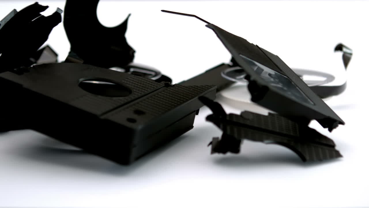 바탕에 떨어지는 깨진 비디오 테이프