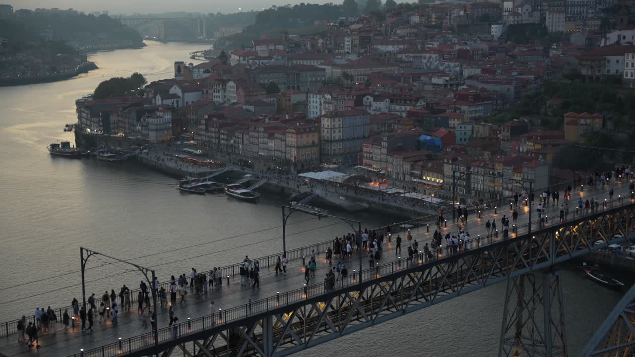 Turistas atravessando a Ponte Dom Luís I. Vista famosa do distrito da Ribeira, no Porto