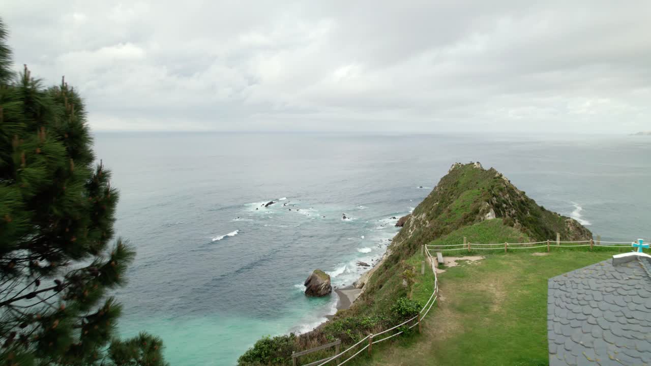 스페인 의 아스투리아스 지방 에 있는 칸타브리아 해 에 있는 절벽 에 있는 작은 예배당 인 에르미타 데 라 레갈리나 의 항공 도리 사진