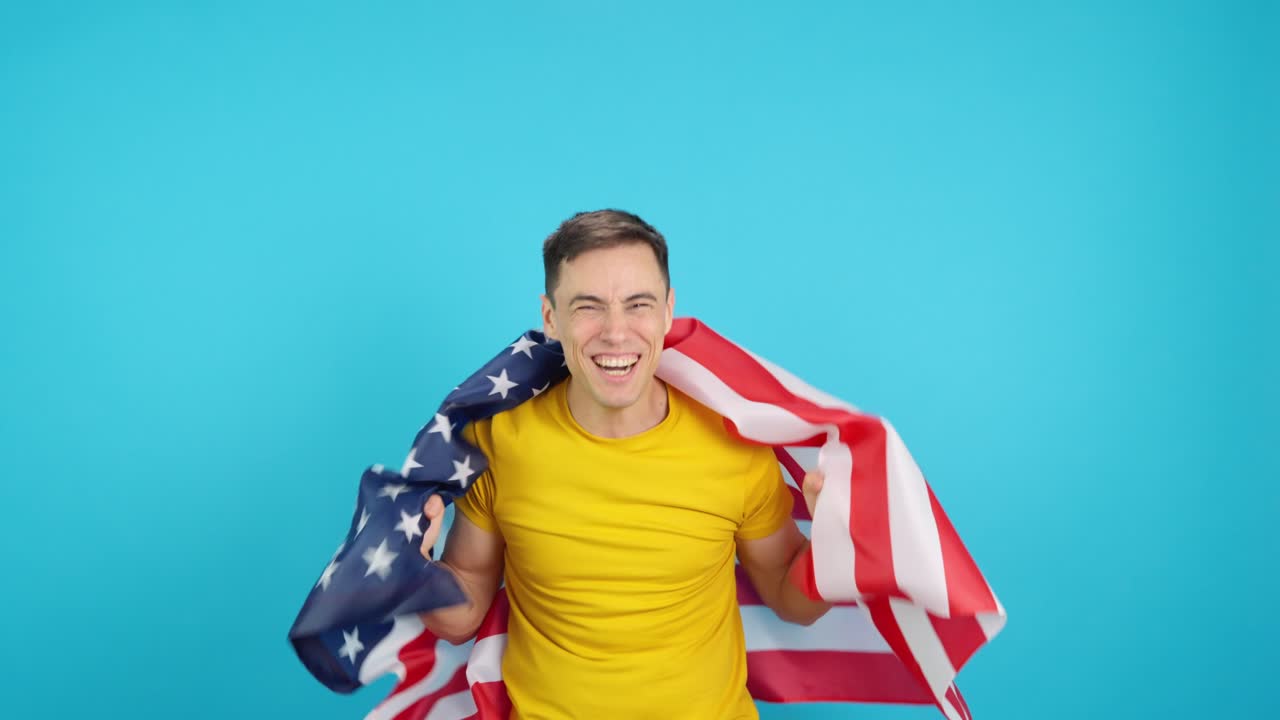 Uomo con la bandiera americana
